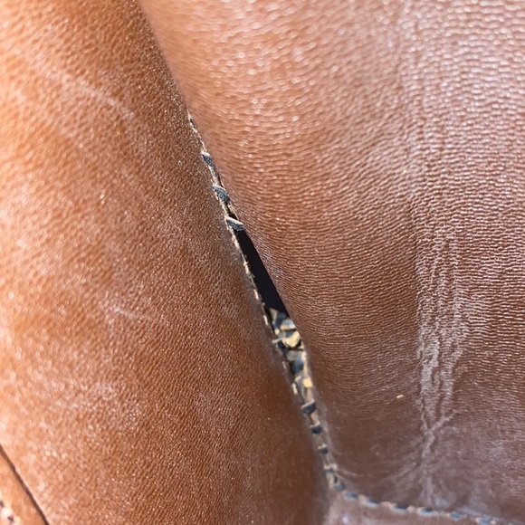 Vintage hand tooled leather purse. - Picture 10 of 10